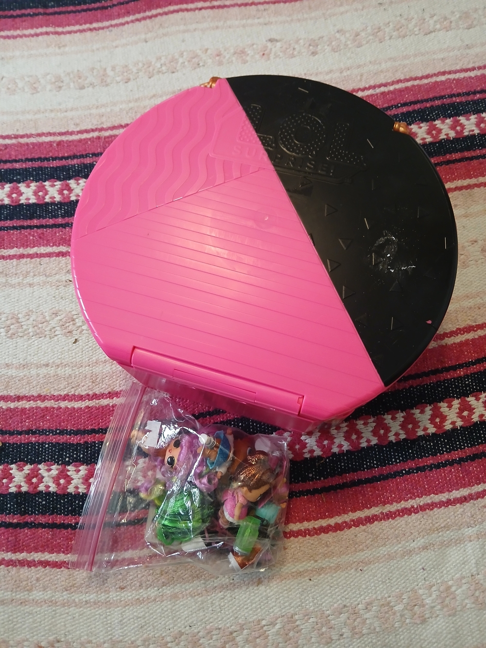 L.O.L. Surprise! Pink Playset Carry Case with Dolls - Picture 2 of 9